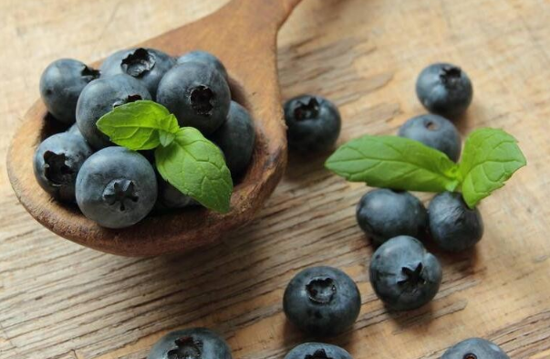 蓝莓直接吃和榨汁吃哪个吸收好1