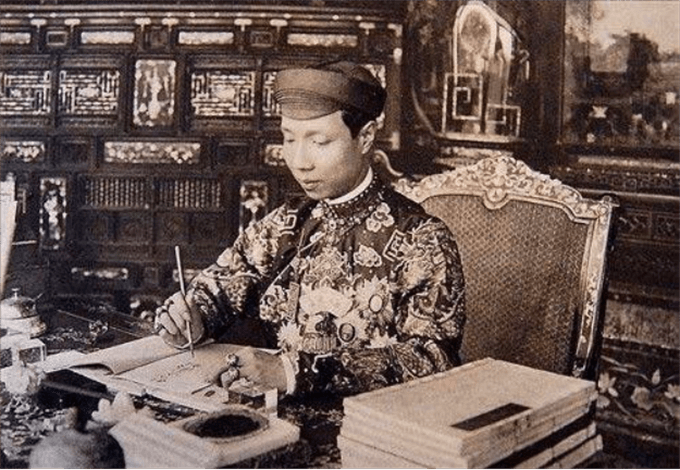 越南末代皇后阮友兰，颜值惊艳欧洲，被皇帝抛弃后生活得如何？