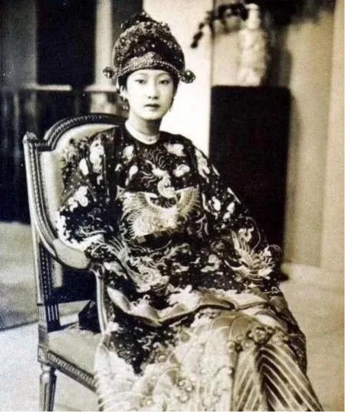 越南末代皇后阮友兰，颜值惊艳欧洲，被皇帝抛弃后生活得如何？
