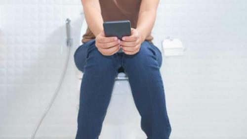 上厕所玩手机很久会有什么后果（一边上厕所一边玩手机）(5)