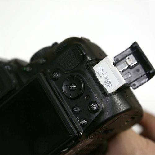 尼康数码相机s8值多少钱（尼康数码相机内存卡在哪里）