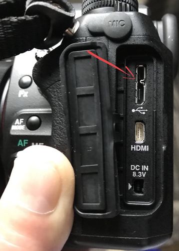 数码相机怎么没数据线连接（数码相机的数据线插孔在哪里）