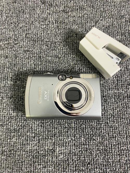 精致小巧的佳能数码相机ixus800is：带您走进细节世界的完美艺术品！