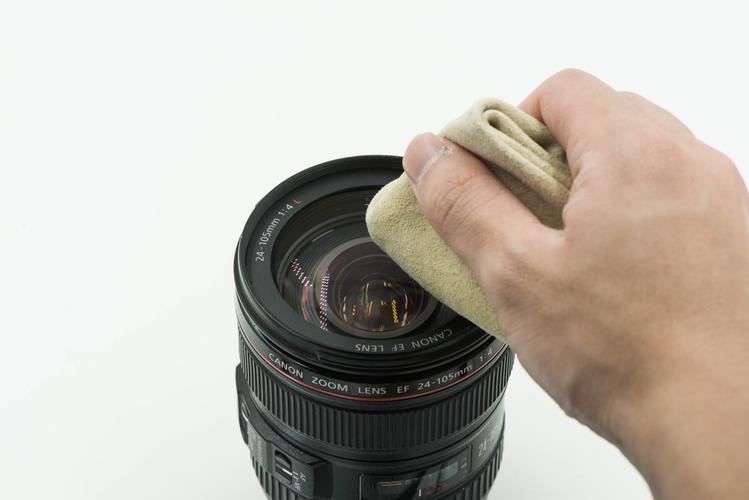 专业技巧教你如何有效去除相机镜头上的灰尘，提升照片质量！